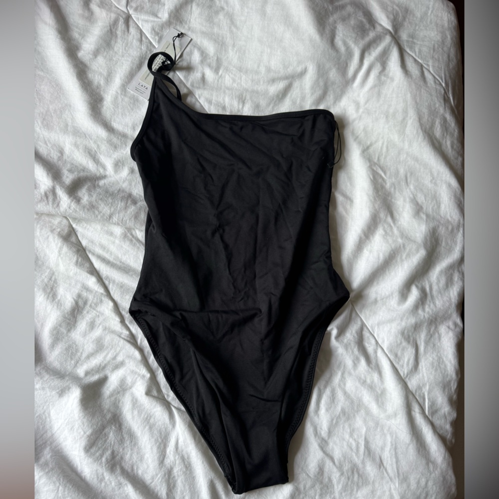 Black One-Shoulder Swimsuit